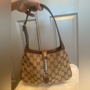 Gucci shoulder bag.